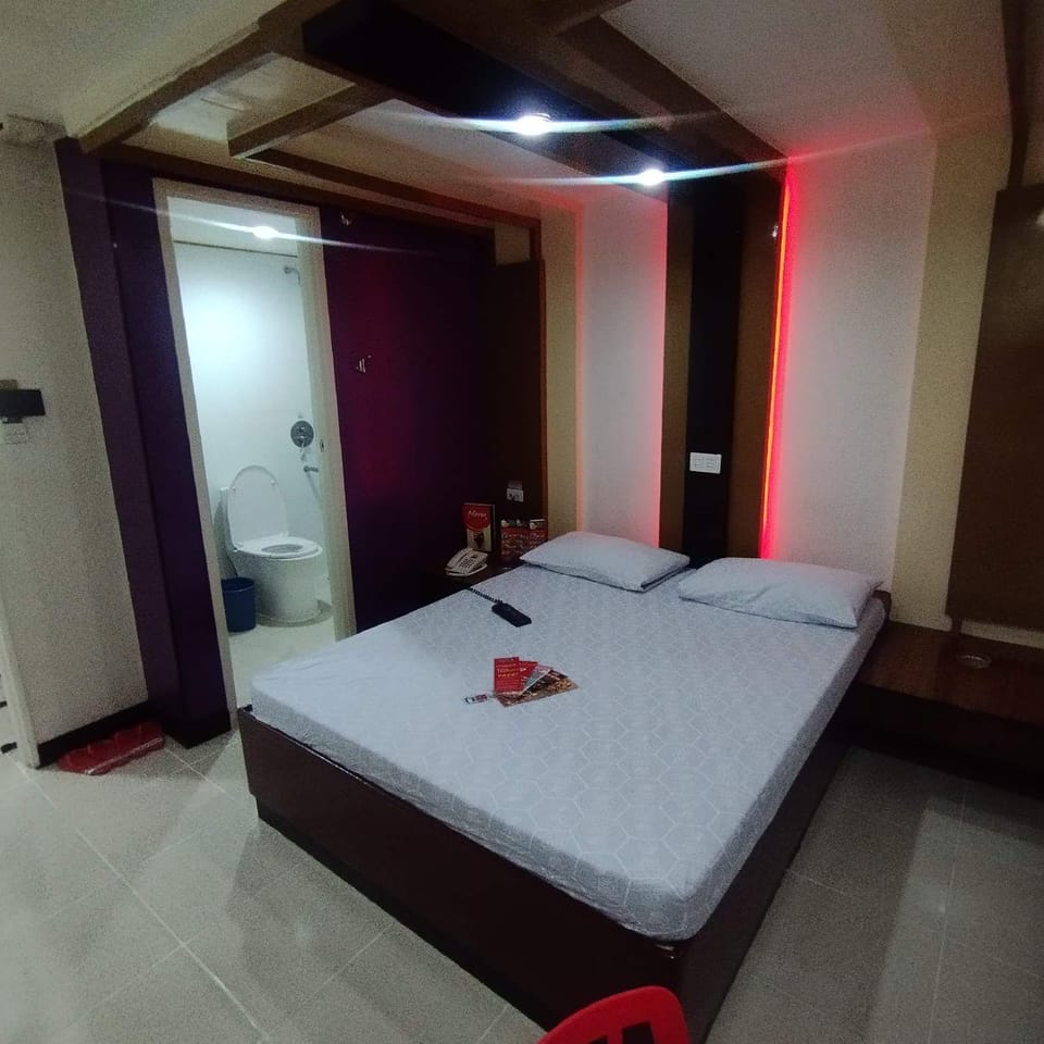 Deluxe Room, 1 Queen Bed | Desk, free WiFi