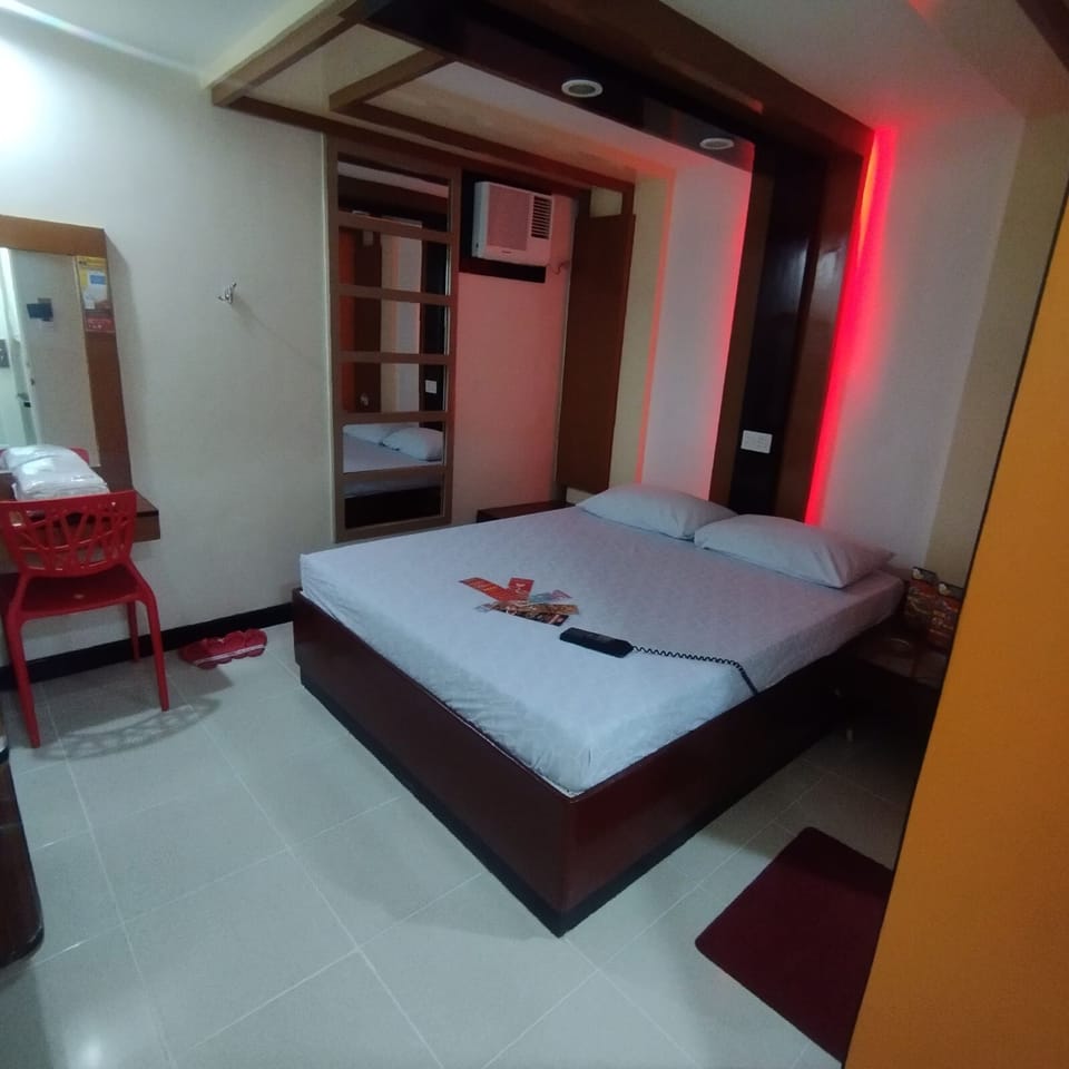 Deluxe Room, 1 Queen Bed | Desk, free WiFi