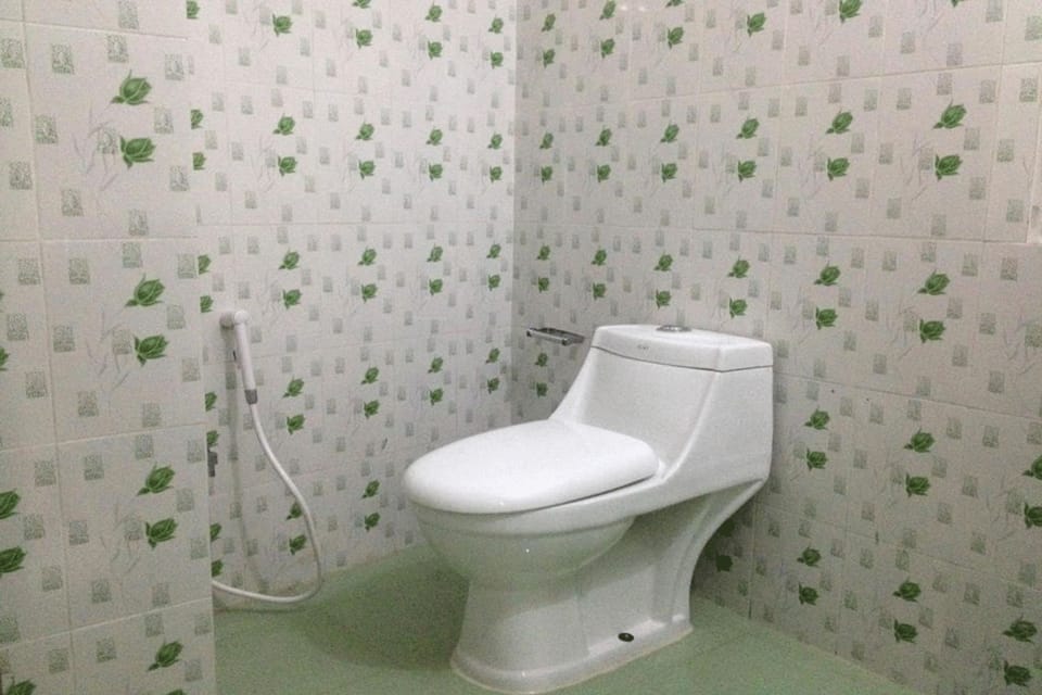 Family Quadruple Room, 2 Queen Beds | Bathroom | Shower, free toiletries, hair dryer, towels