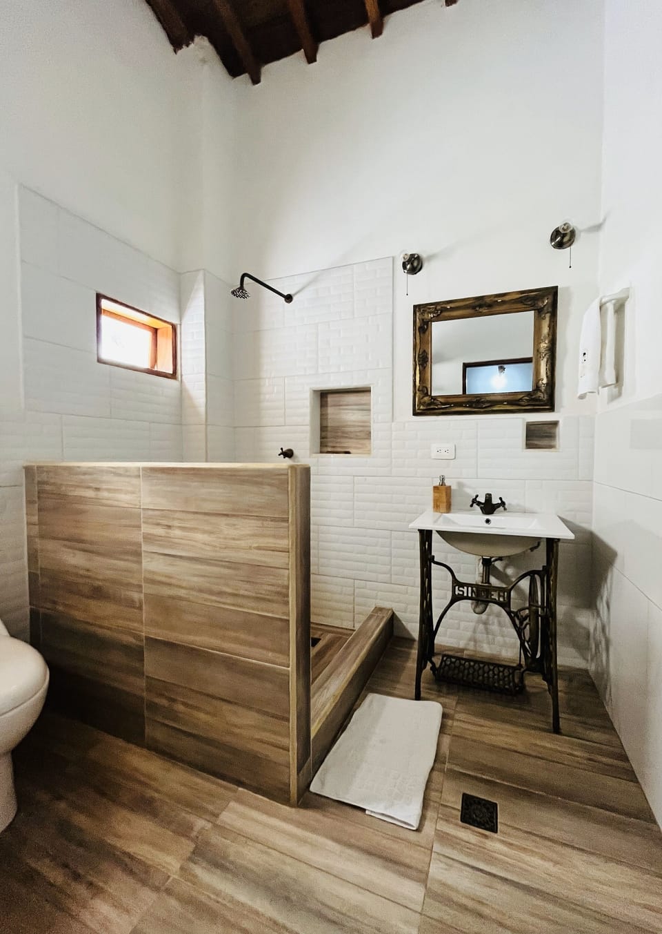 Comfort Quadruple Room | Bathroom | Towels, soap, shampoo, toilet paper