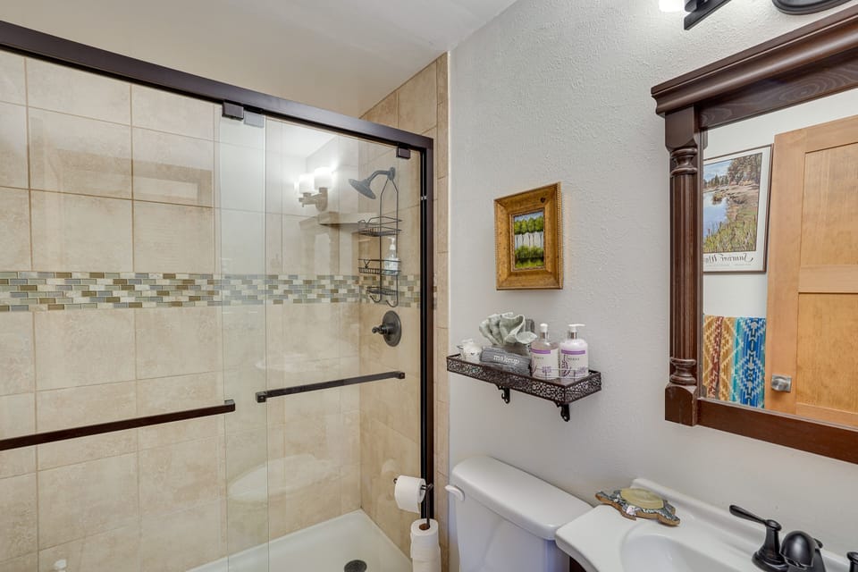 Full Bathroom | Complimentary Toiletries