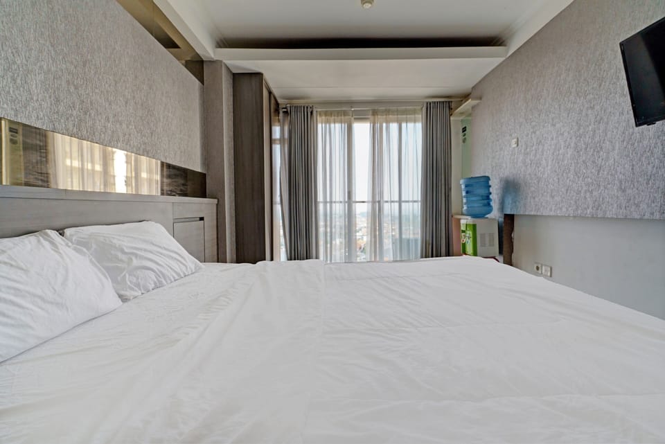 Deluxe Double Room | Laptop workspace, bed sheets