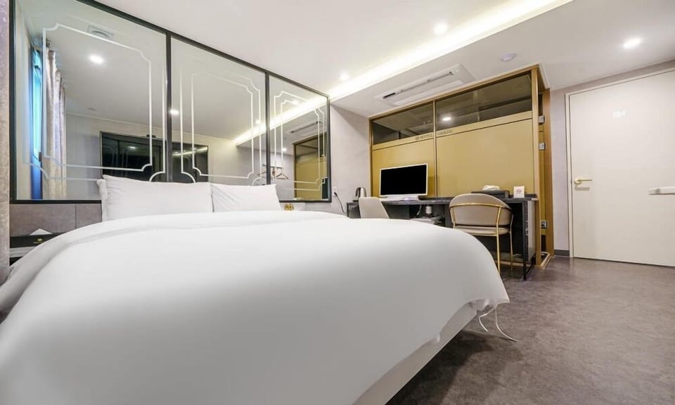 Deluxe Double Room | Individually decorated, individually furnished, desk, soundproofing
