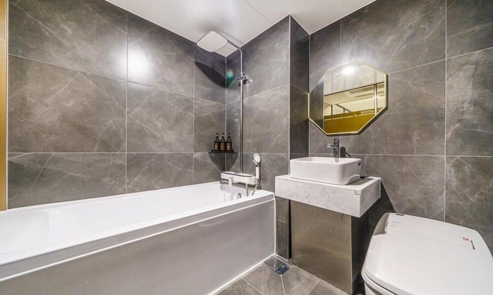 Deluxe Double Room | Bathroom | Hair dryer, bathrobes, slippers, bidet