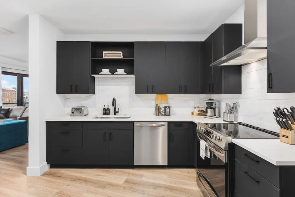 Fully stocked kitchen with stainless steel appliances and all the dishware / utensils you might need. Drip coffee maker + coffee grounds and sugar provided for your morning routine.