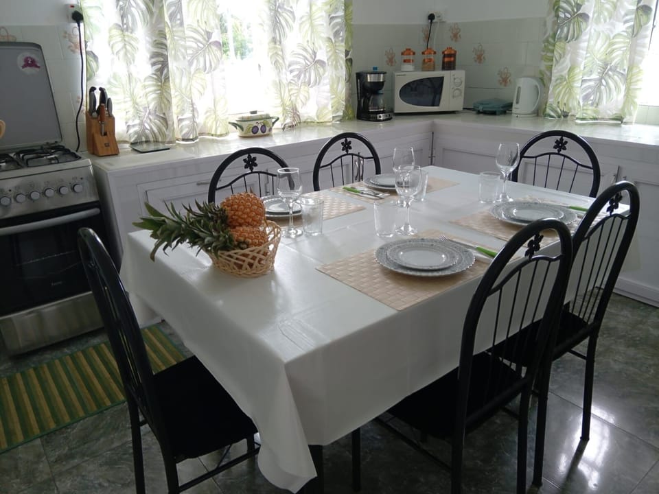 Bungalow, 2 Bedrooms, Private Pool, Garden View | Dining