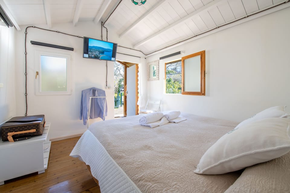 Chalet | Frette Italian sheets, hypo-allergenic bedding, down comforters