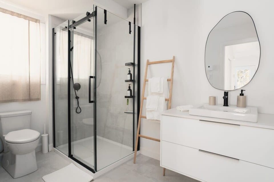 "Salle de bain au rez-de-chaussée avec douche