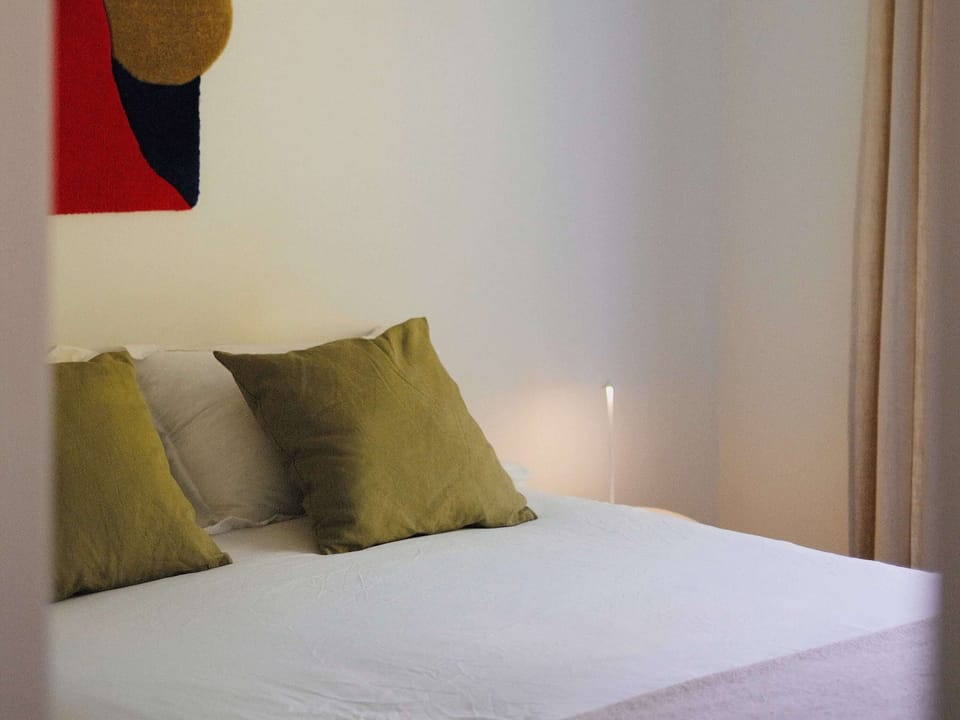 Chambre au rez-de-chaussée avec un lit queen-size