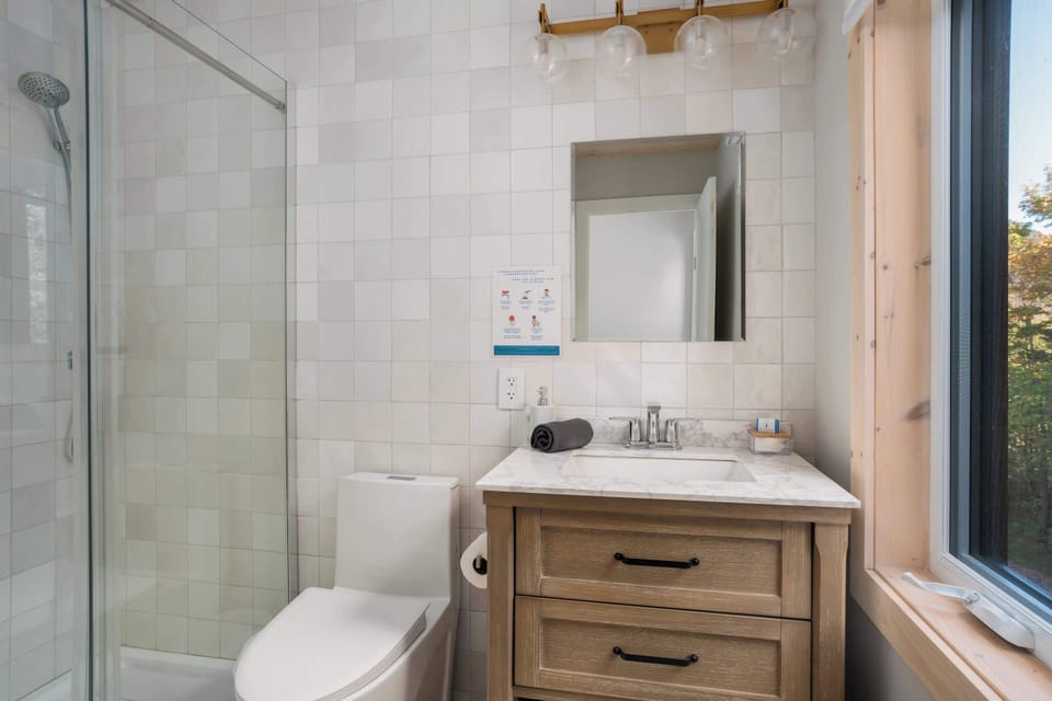 Salle de bain avec douche 