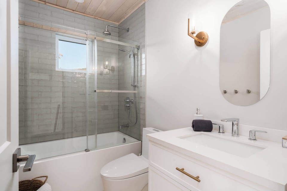 Salle de bain avec bain-douche