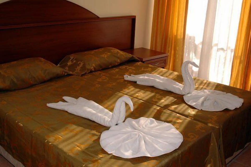 Standard Room | Minibar, in-room safe, free cribs/infant beds, rollaway beds