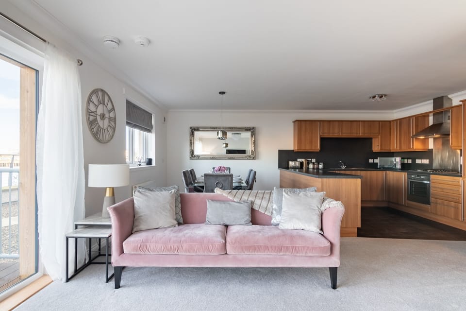 Lounge, Dining Area & Kitchen