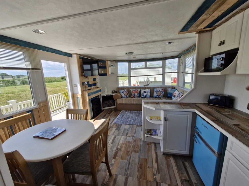 Cabin | Private kitchen | Fridge, microwave, oven, stovetop