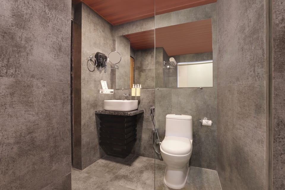 Deluxe King Room with Sea View | Bathroom | Free toiletries, hair dryer, towels, soap