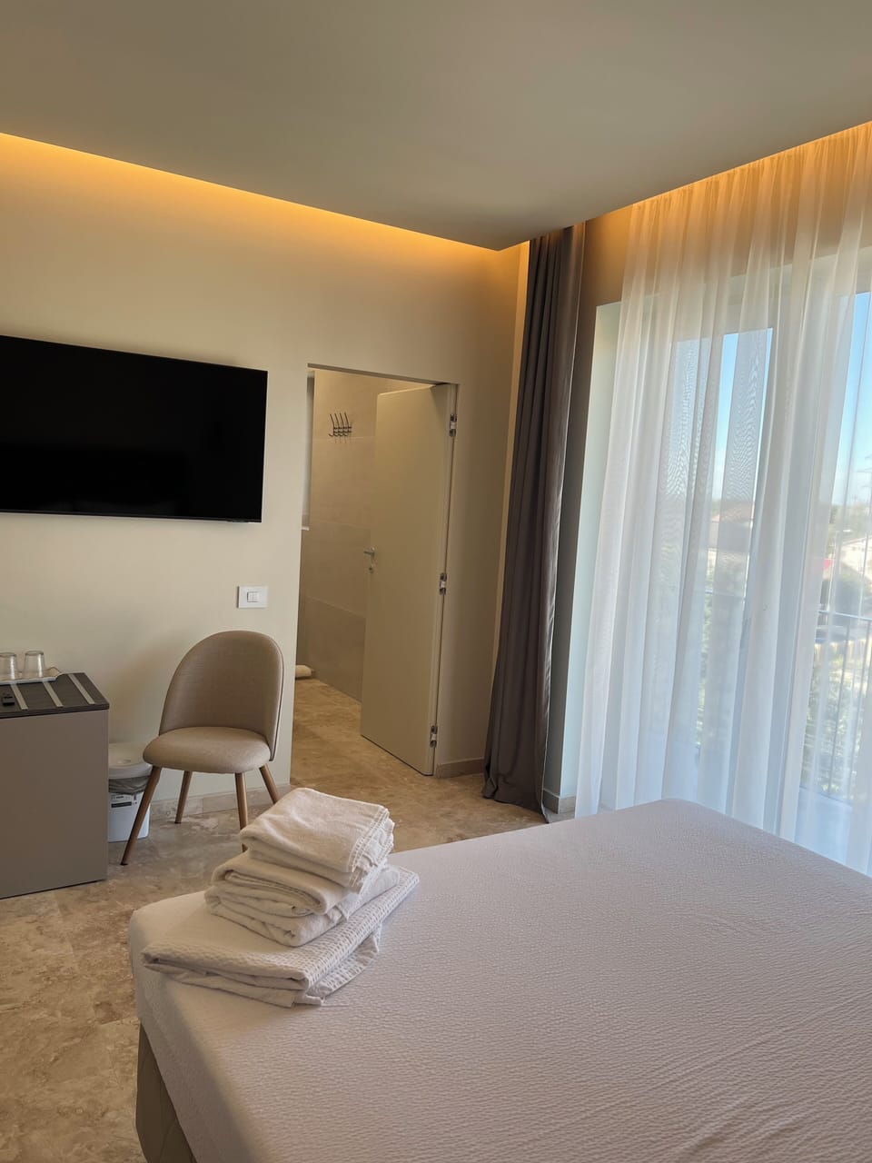 Queen room with balcony | In-room safe, desk, laptop workspace, blackout drapes