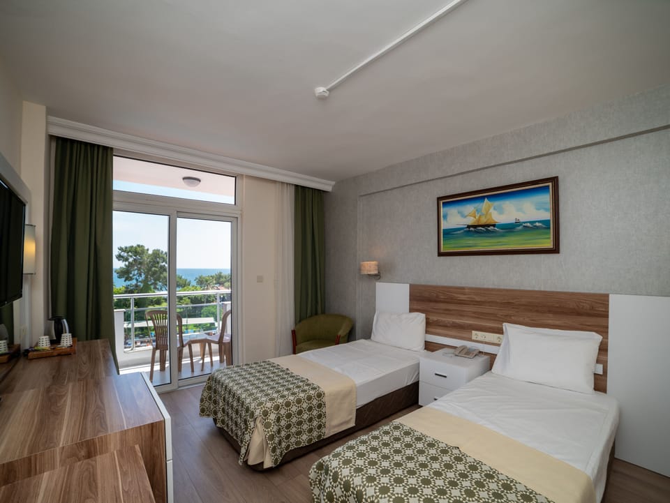 Minibar, soundproofing, bed sheets