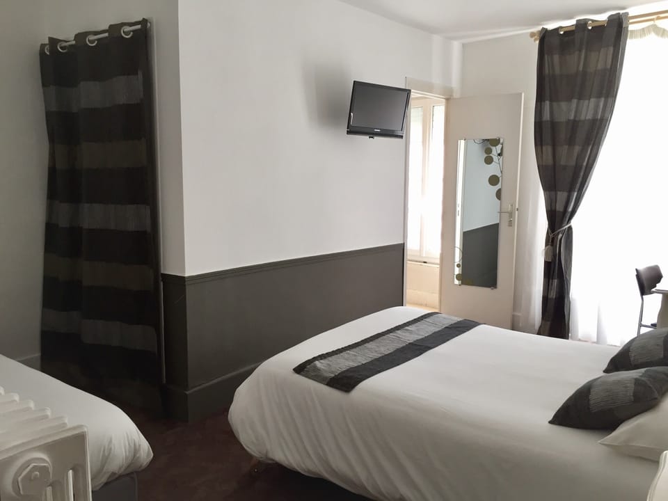 Triple Room | Desk, soundproofing, free cribs/infant beds, free WiFi