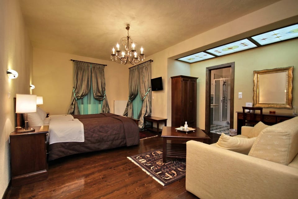 Junior Studio Suite | 1 bedroom, minibar, in-room safe, desk