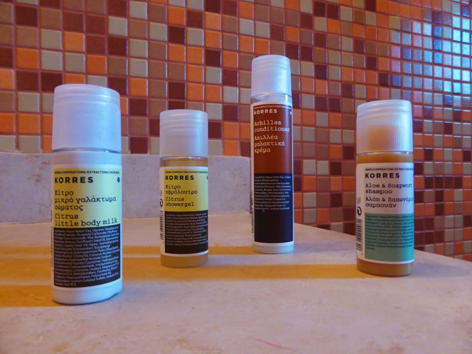 Shower, hydromassage showerhead, free toiletries, hair dryer