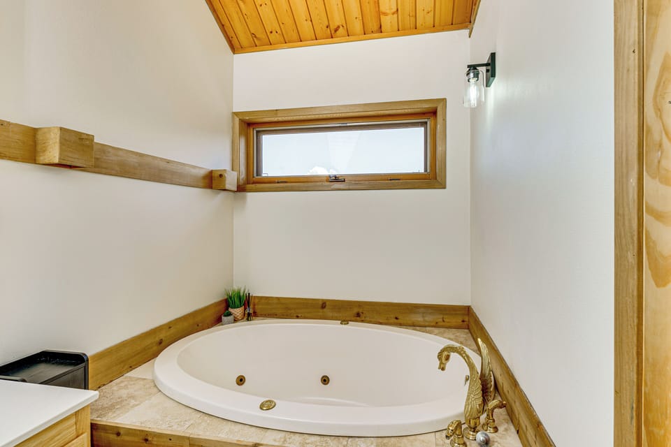 3 Mi to Ski Resort: Spacious Angel Fire Retreat Cottage in Angel Fire
