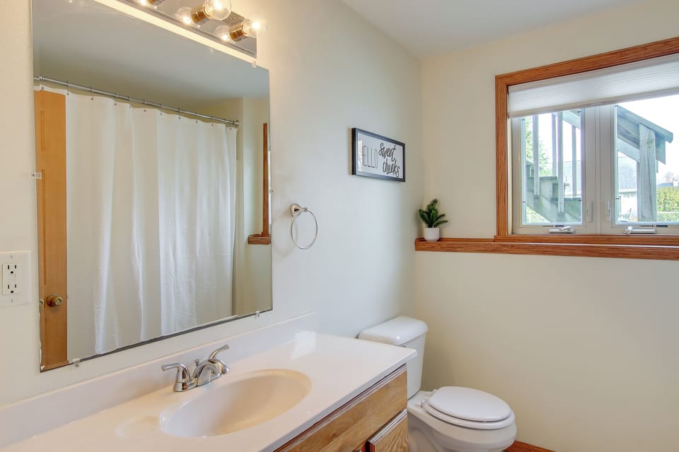 Bright Little Chute Condo w/ Deck & Yard! Apartment in Wisconsin