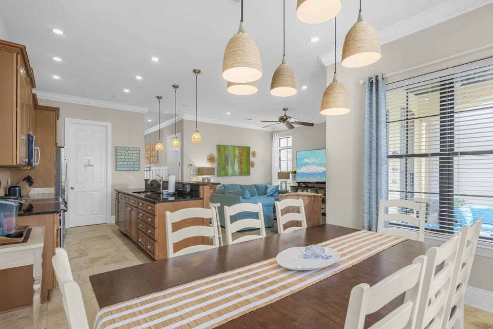 Dining Area & Kitchen