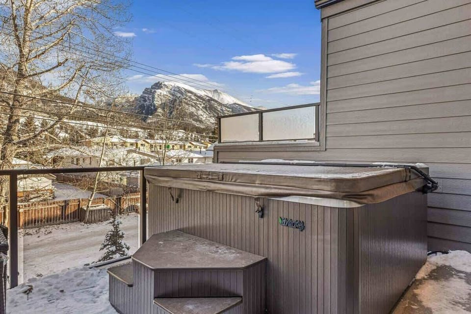 Hot Tub with 360° View