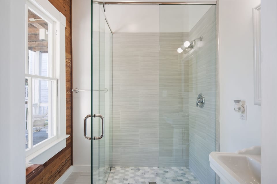 Classic Room, 1 Queen Bed, Balcony, Pool View (1) | Bathroom | Shower, free toiletries, hair dryer, towels