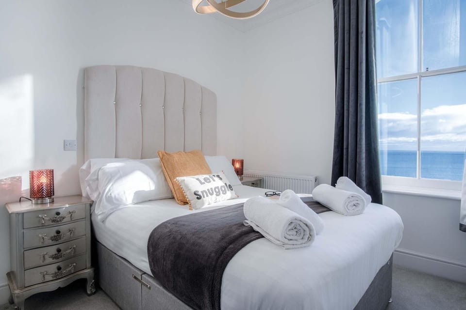Caldey View - Luxury 2 Bedroom - Panorama - Tenby (20977)
