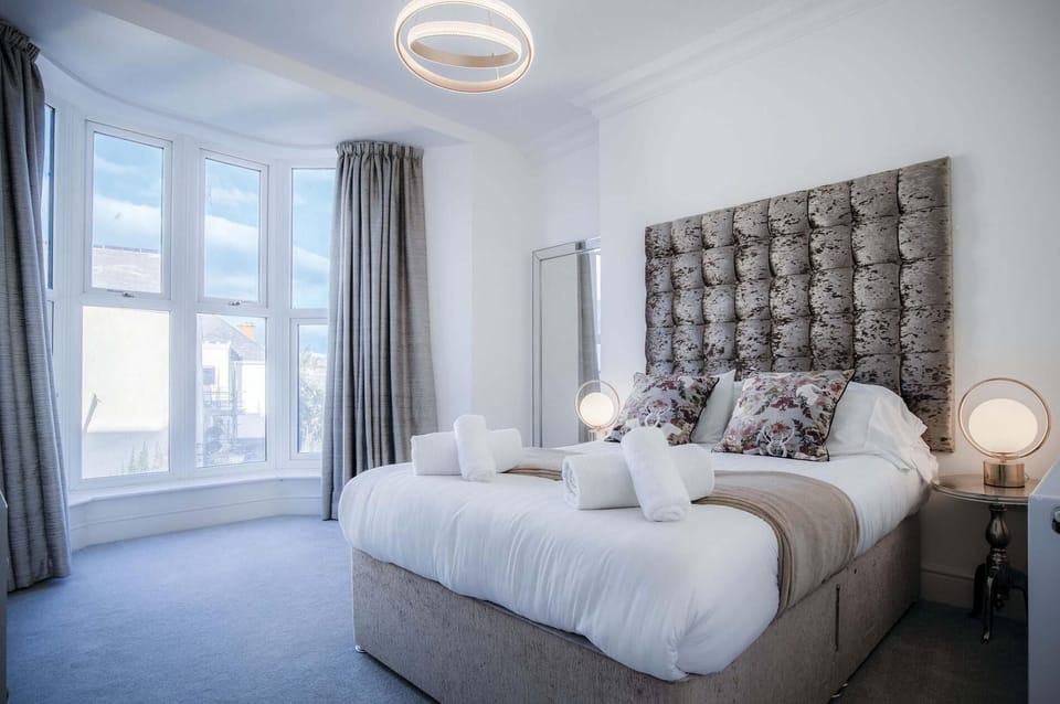 Caldey View - Luxury 2 Bedroom - Panorama - Tenby (20964)