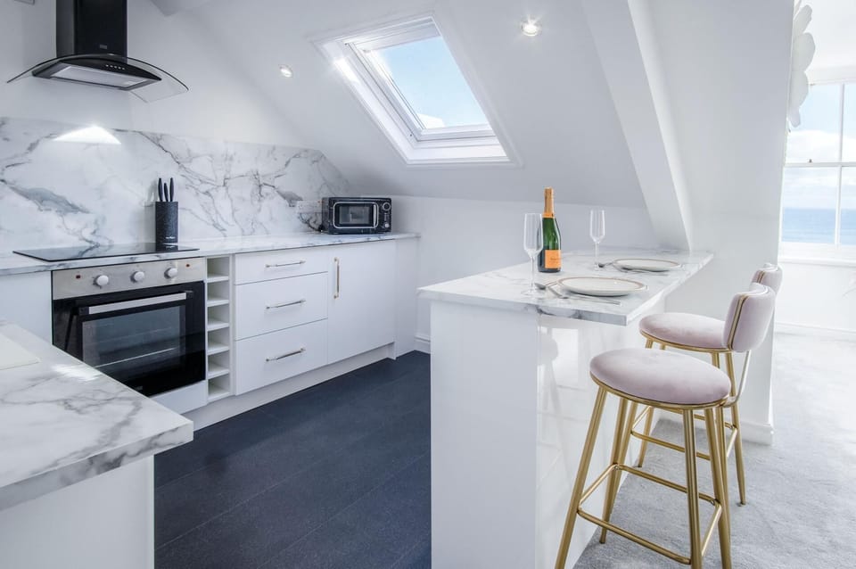 The Penthouse - Luxury 1 Bed - Panorama - Tenby (17272)