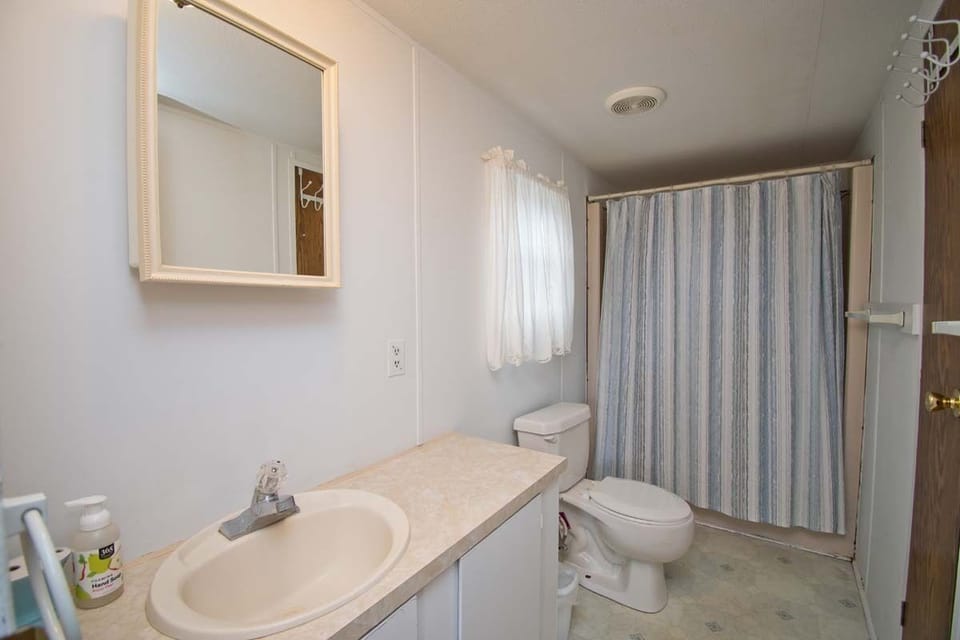 Queen's Private Bath