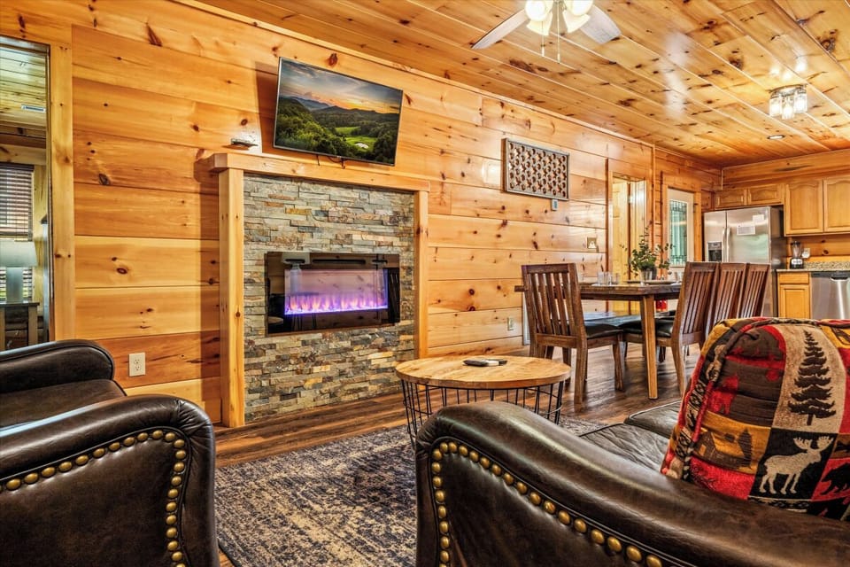 Mountain Getaway's coy living area