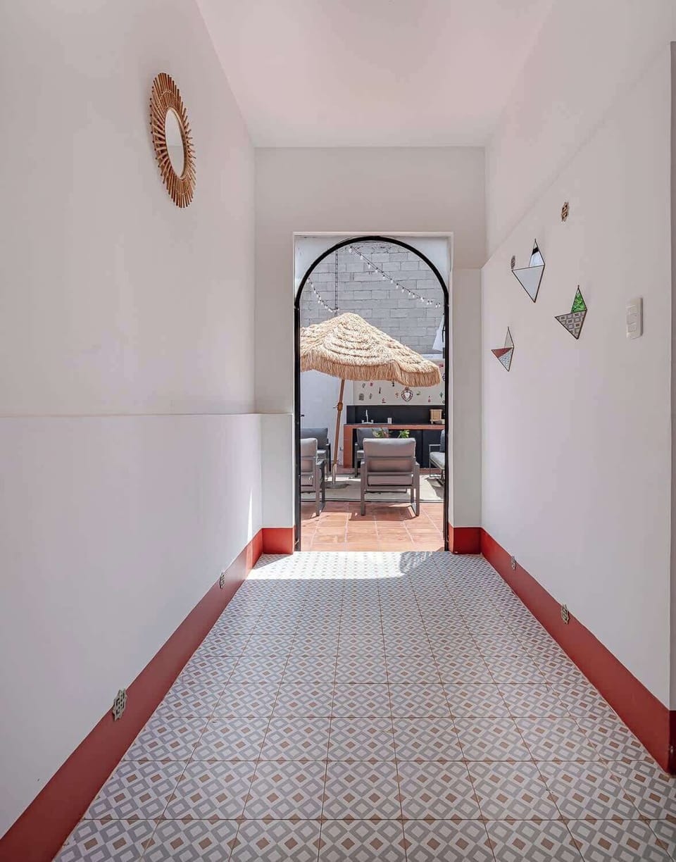 Pasillo que va hacia el patio trasero. | Hallway leading to the backyard.