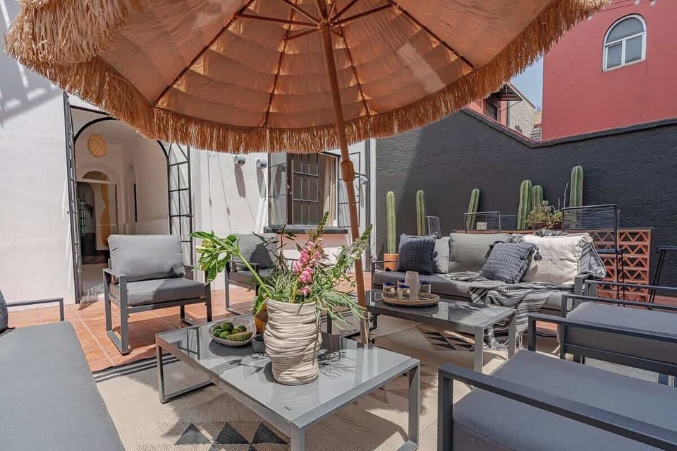 Área de estar en patio trasero. | Living area in the backyard.