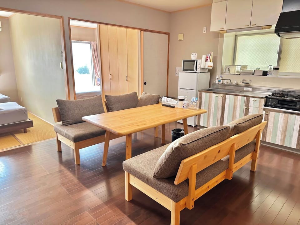 ・[Dining/Kitchen] When you open the curtains in the next room, bright light pours in.