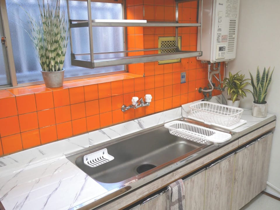 The spacious kitchen on the first floor is equipped with a 2-burner IH stove and a large sink. It is fully equipped with cooking utensils and tableware.