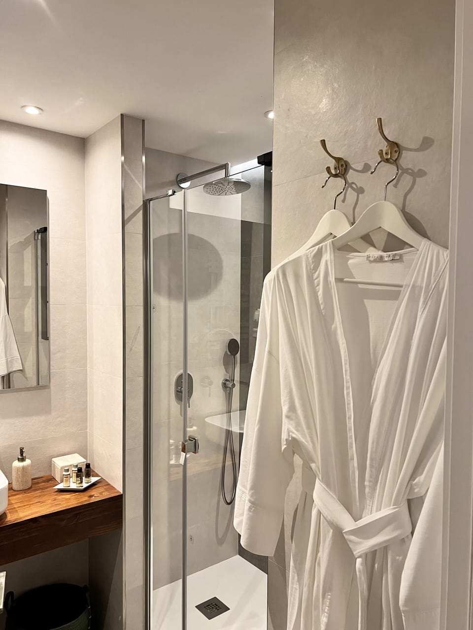 Chardonnay | Bathroom | Shower, rainfall showerhead, free toiletries, hair dryer