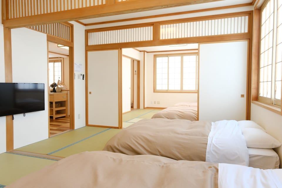 The bedroom becomes a room with a sense of openness when you open the fusuma. Family and friends can sleep in the same space.