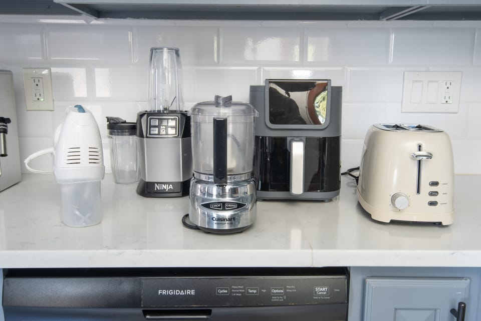 Blender, mixer, food processor, air fryer and toaster for your use.
