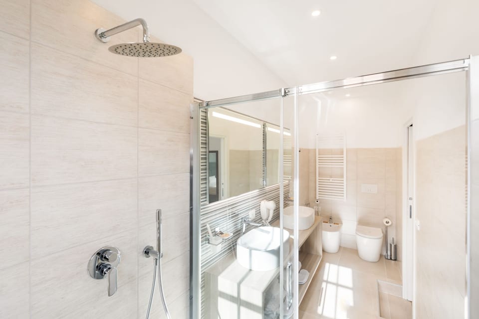 Deluxe Room | Bathroom | Hair dryer, bathrobes, slippers, bidet