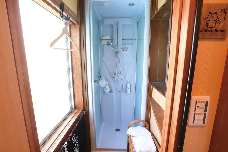 Shizen Shinyukan guest room shower