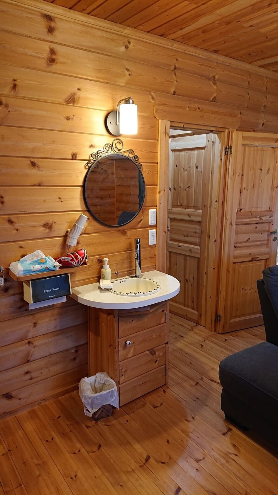 The living room has a wash basin, shower room, and toilet.