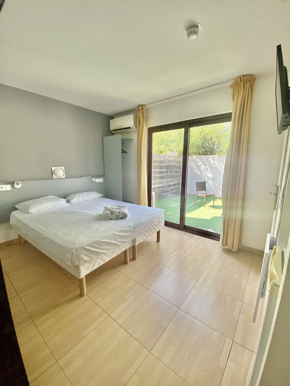 Comfort Double Room | Premium bedding, desk, soundproofing, free WiFi
