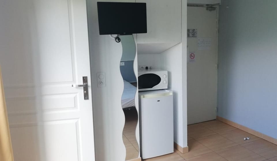 Comfort Double Room | Premium bedding, desk, soundproofing, free WiFi