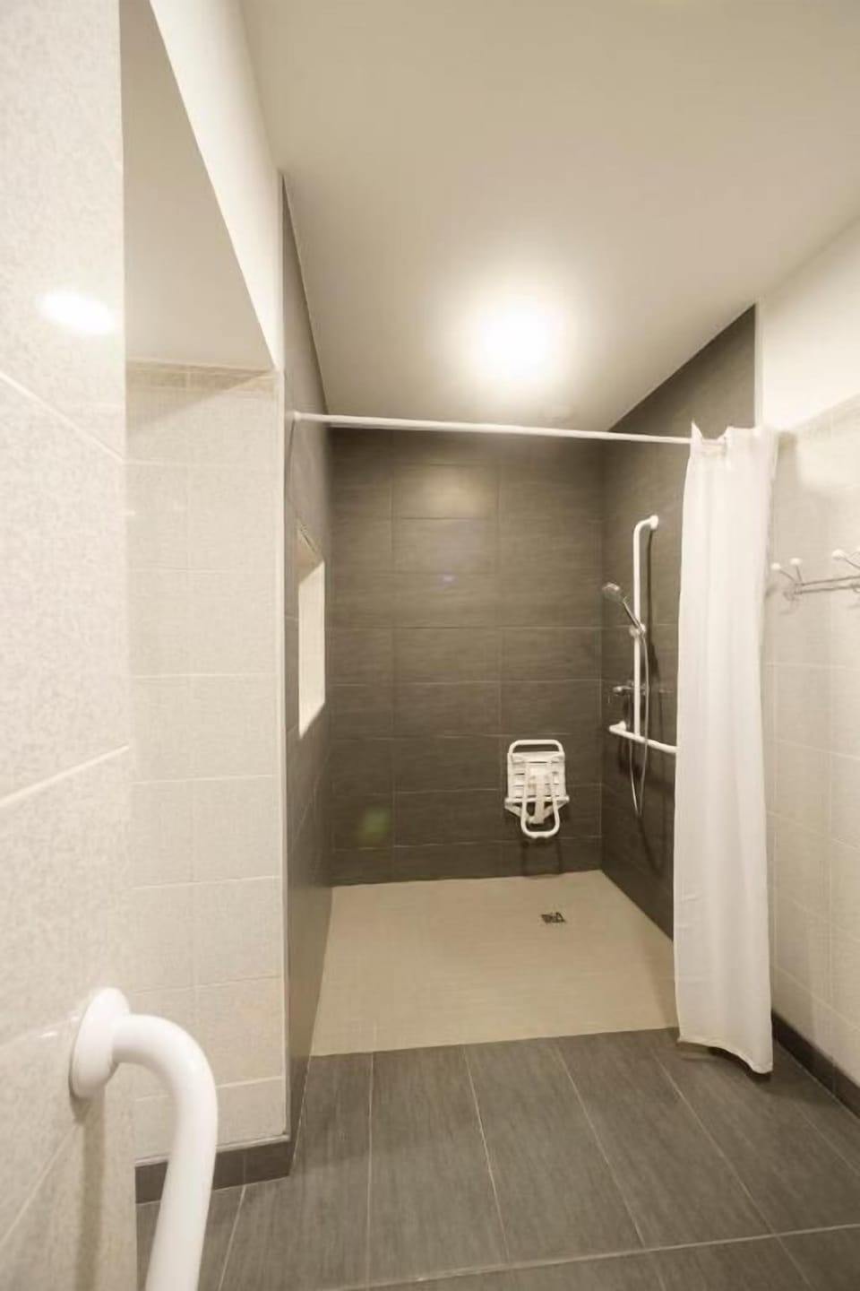 Triple Room | Desk, free WiFi, bed sheets, wheelchair access