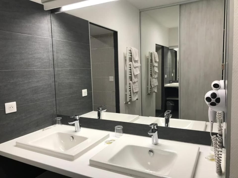 Triple Room | Desk, free WiFi, bed sheets, wheelchair access