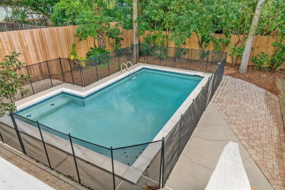 Private pool & fenced yard for your exclusive relaxation.