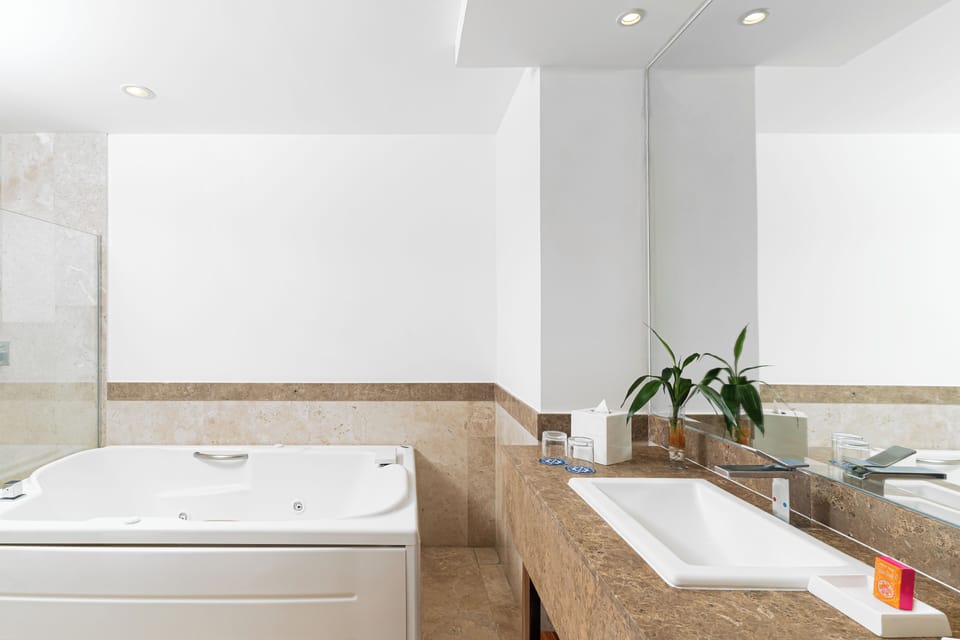Altitude Governor Suite Ocean View | Bathroom | Shower, rainfall showerhead, hair dryer, bathrobes
